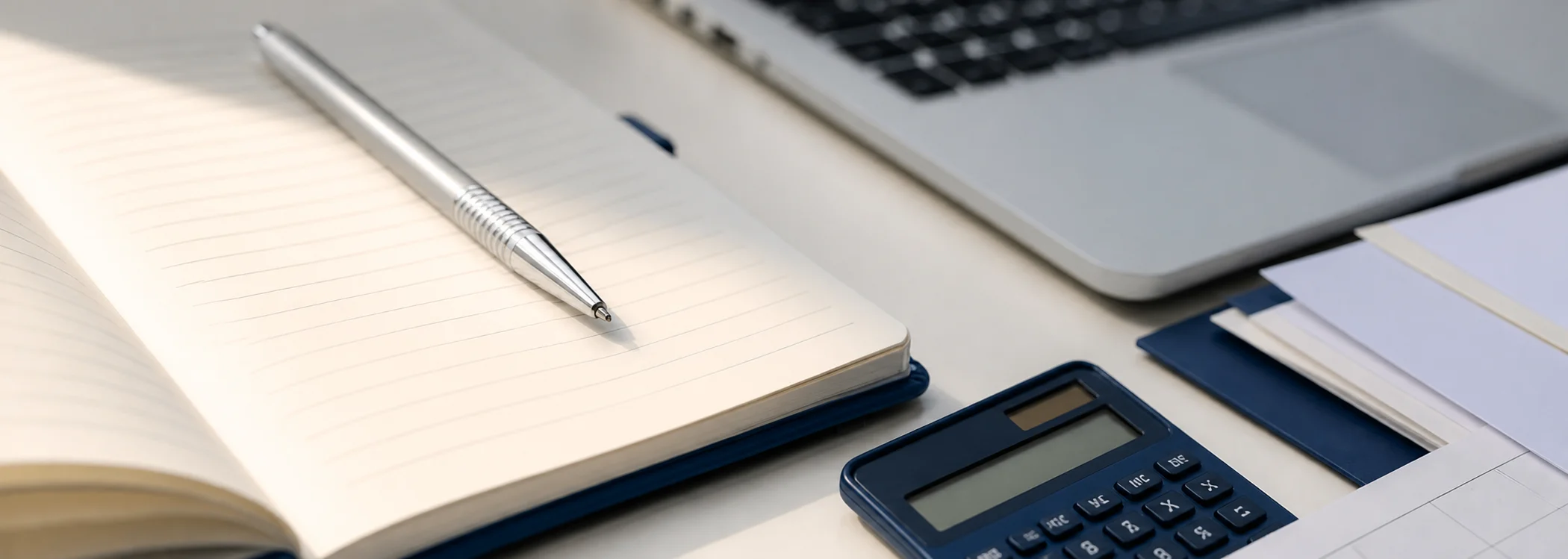 Mesa de trabajo con agenda, calculadora y documentación para la gestión de autónomos