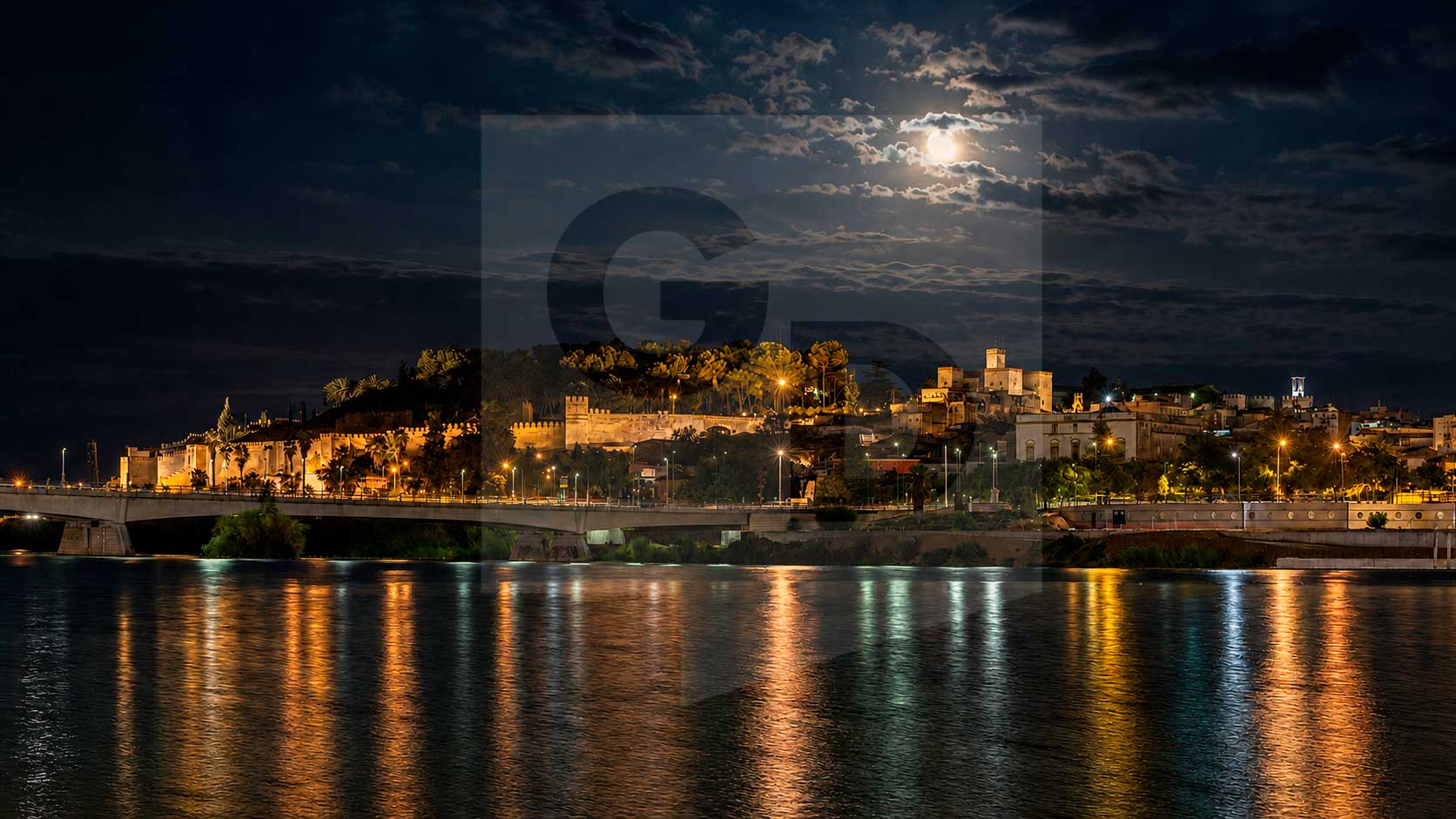 Vista nocturna de Badajoz y el río Guadiana