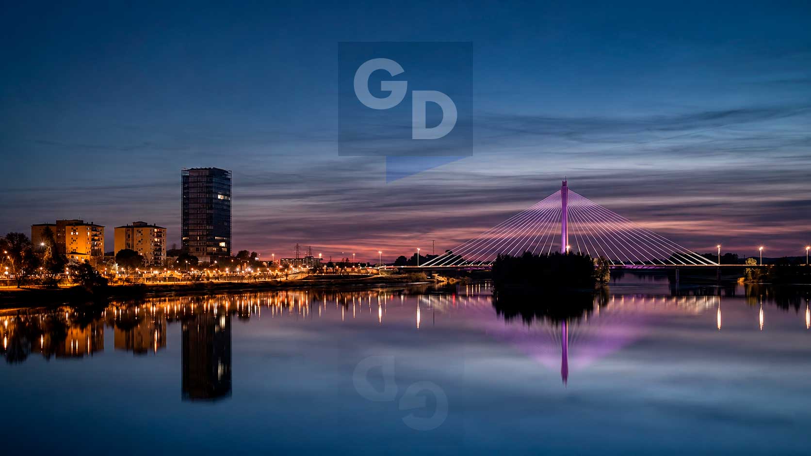 Vista nocturna del Puente Real y el río Guadiana en Badajoz